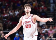 开云棋牌平台-罗马城豪取三分，攻守兼备实现胜利