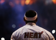 棋牌游戏-福克斯存在感拉满撕裂防线，国王封锁热火展团队韧性