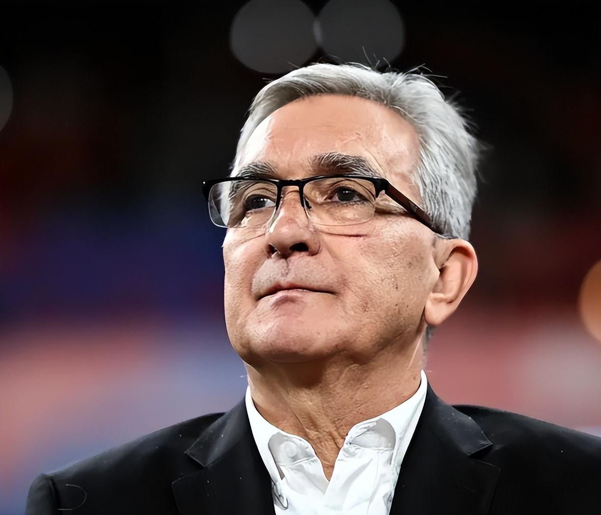 包含长时间丢球危机频现,球队主教练冲上场指挥的词条 包含长时间丢球危机频现,球队主教练冲上场指挥的词条